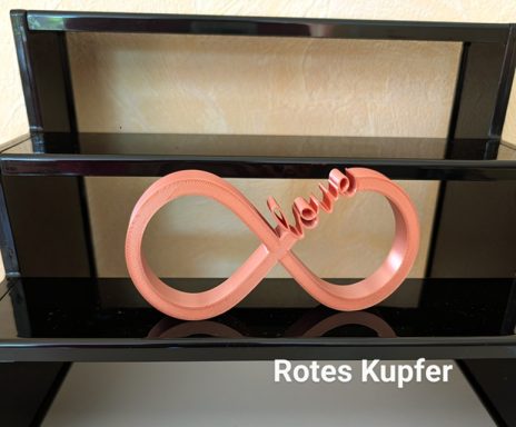 Rote Kupferfigur in Form eines unendlichen Symbols mit dem Wort "Love".
