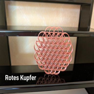 Rotes Kupfer-Dekorationsobjekt auf einem Regal.