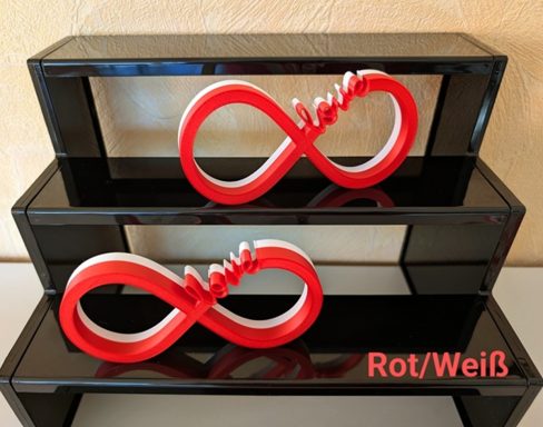 Rote und weiße Dekoration mit dem Wort "love" in Unendlichkeitssymbolform.