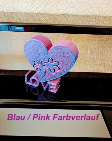 Herzskulptur mit Blau-Pink Farbverlauf und der Beschriftung "LOVE".