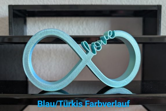 Blau-türkise Dekofigur mit dem Wort "love" in unendlicher Symbolform.