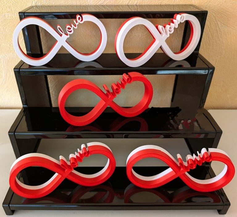 Dekorative Infinity-Zeichen in Rot und Weiß mit dem Wort "love" darauf.
