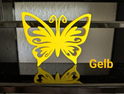 Gelbe Schmetterlingssilhouette auf einem schwarzen Hintergrund.
