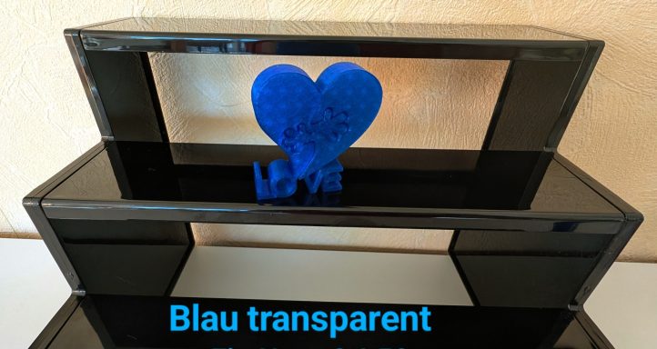 Schwarze Regale mit einem blauen, transparenten Herz in der Mitte.