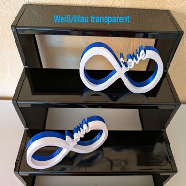Weiße und blaue Schriftzüge "love" und "infinity" auf einem schwarzen Regal.