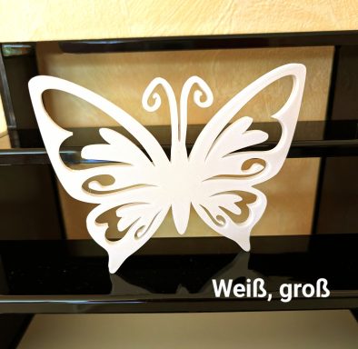 Große, weiße Schmetterlingssilhouette auf schwarzem Hintergrund.